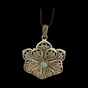 Elegant Gold and Green Pendant Necklace